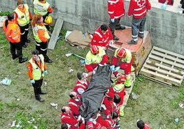 Una cadena humana saca los cuerpos de las víctimas de la estación de Atocha.