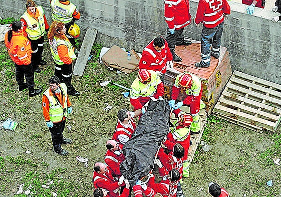 Una cadena humana saca los cuerpos de las víctimas de la estación de Atocha.