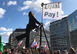 Sindicatos de la UE exigen una norma europea contra la brecha salarial de género.
