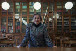 Cristina de Santiago, en la biblioteca del Instituto Geológico Minero de España (IGME).