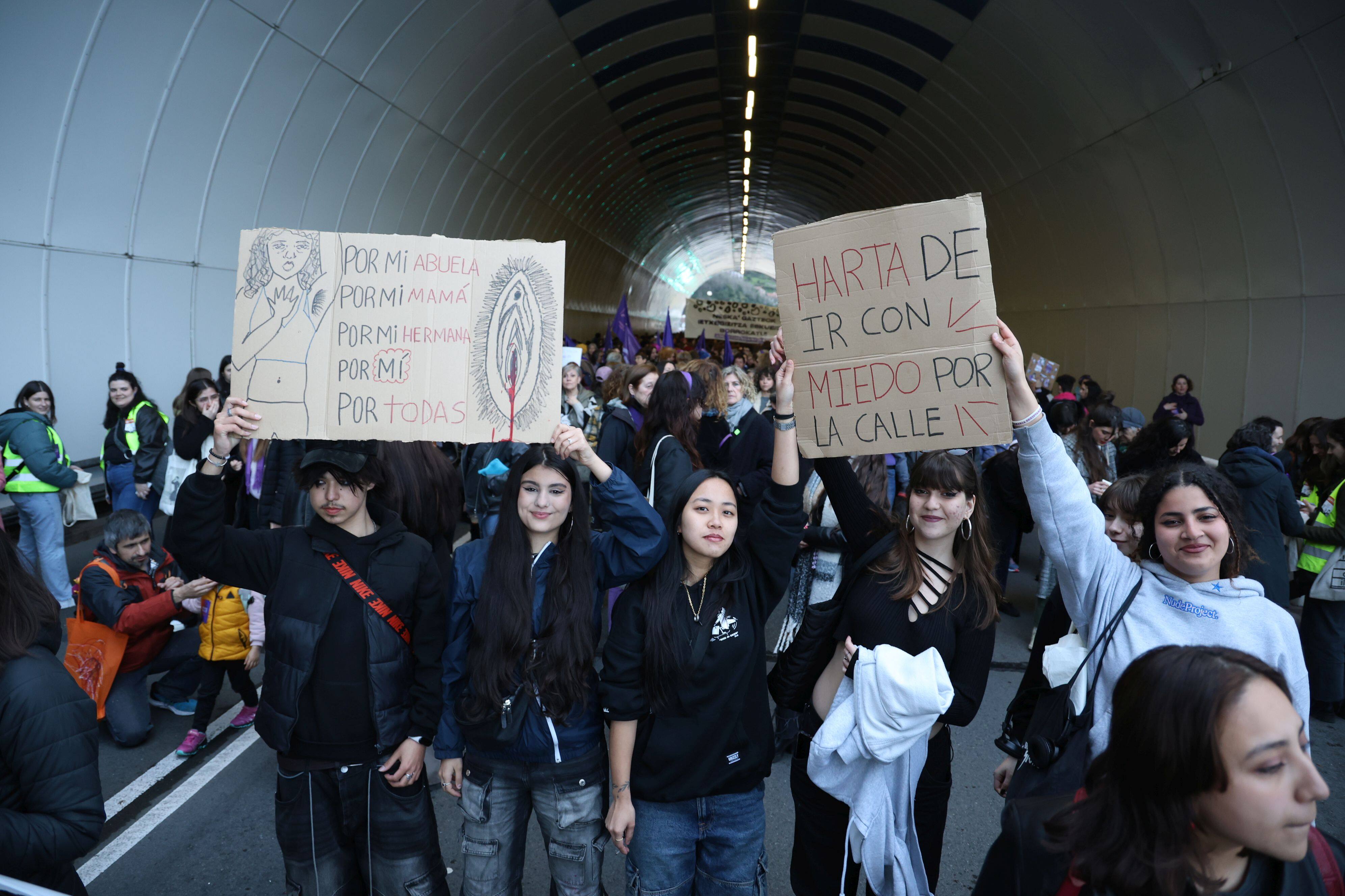 Varias jóvenes junto a la playa de la Concha, en San Sebastián, por el 8-M