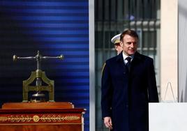 Macron asiste a la ceremonia para sellar el derecho al aborto en la Constitución.