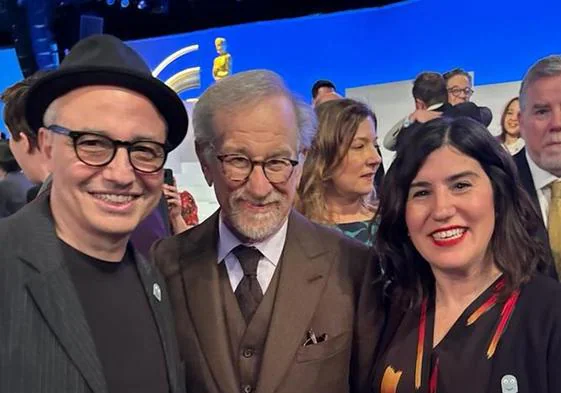 Pablo Berger en la comida de los nominados en el hotel Beverly Hilton junto a Steven Spielberg y la productora de 'Robot Dreams' Sandra Tapia.