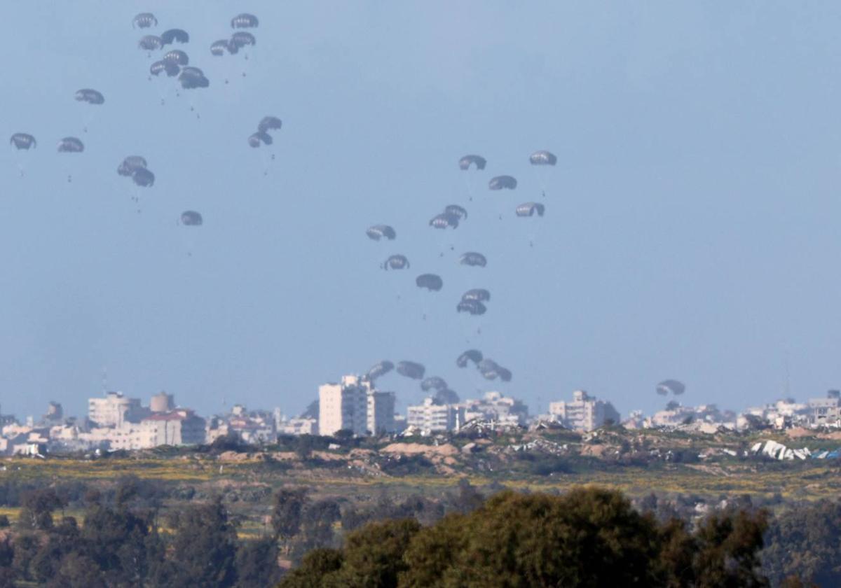 Mueren cinco personas en Gaza por el impacto de los paquetes de ayuda lanzados desde aviones