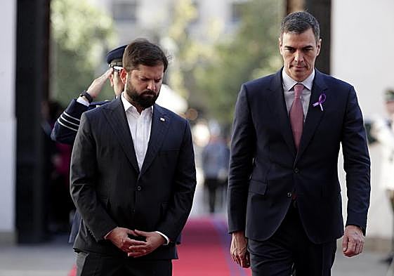 Pedro Sánchez y el presidente chileno, Gabriel Boric, este viernes en Santiago
