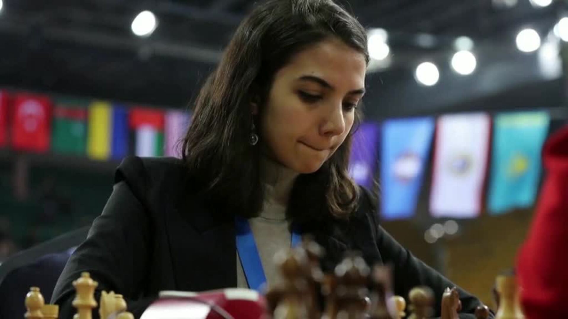 Sara Khademalsharieh durante el torneo de ajedrez