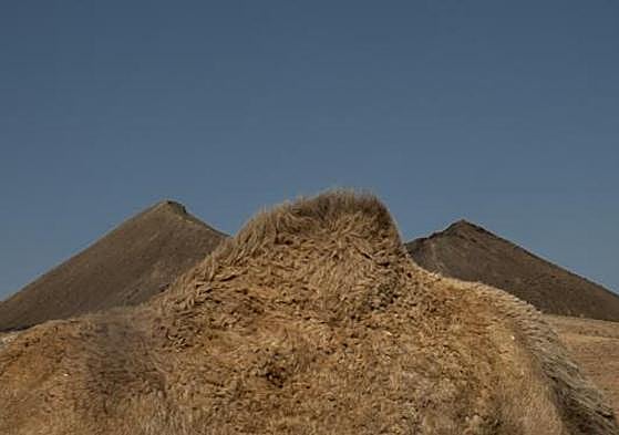 La joroba de un camello entre los picos de la montaña.