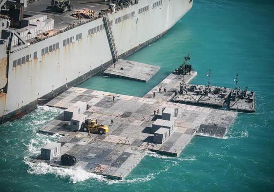 Imagen de un puerto flotante como el que Estados Unidos construirá frente a Gaza.