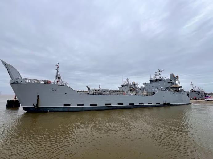 El buque 'General Frank S. Besson', en la base de Virginia, navega ya hacia la zona donde se construirá el muelle.