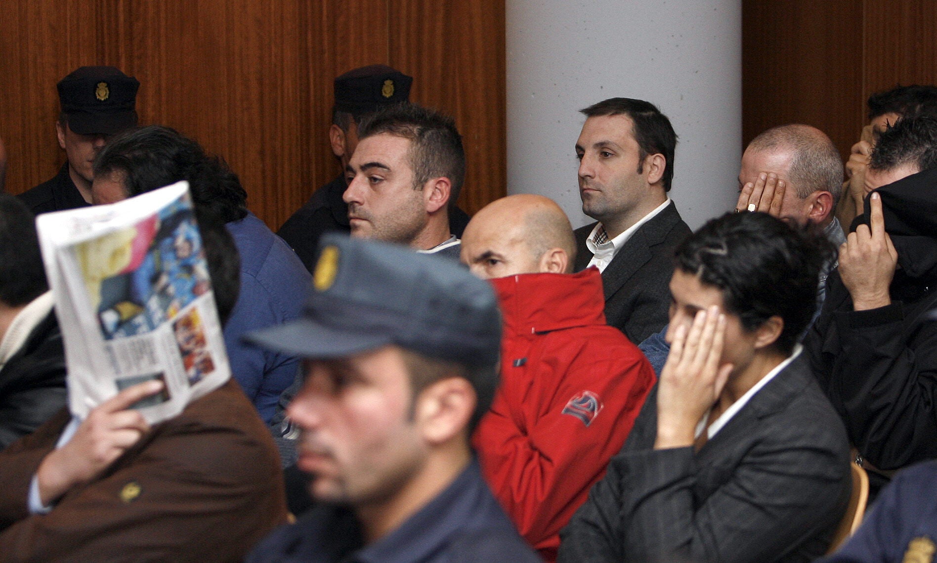 Suárez Trashorras, al fondo a la derecha, durante el juicio.