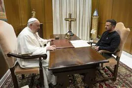 El papa Francisco y Volodímir Zelenski.
