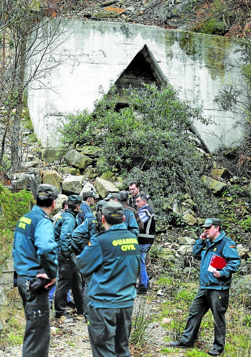 Imagen - Agentes de la Guardia Civil, en las inmediaciones de la mina.