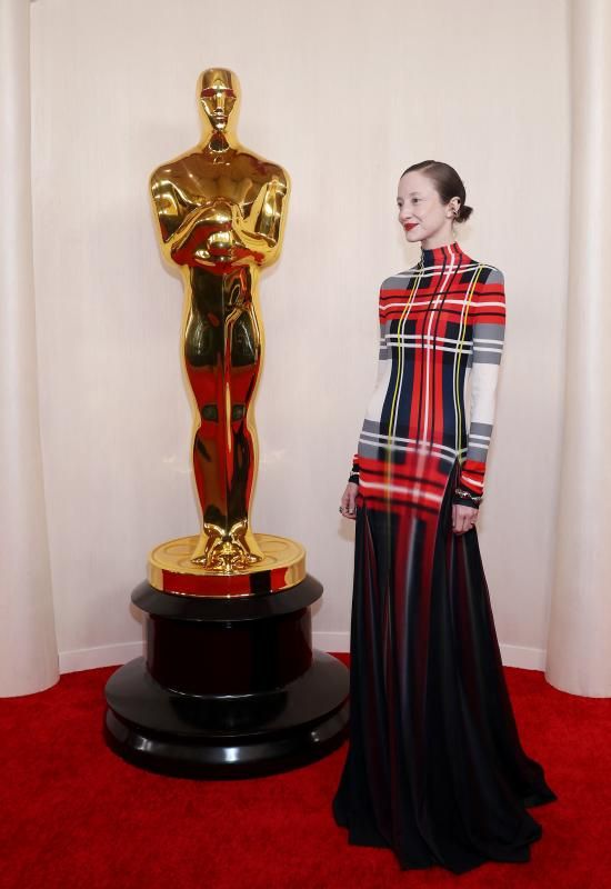 Andrea Riseborough. La actriz apostó por moda española con su original vestido de Loewe. 