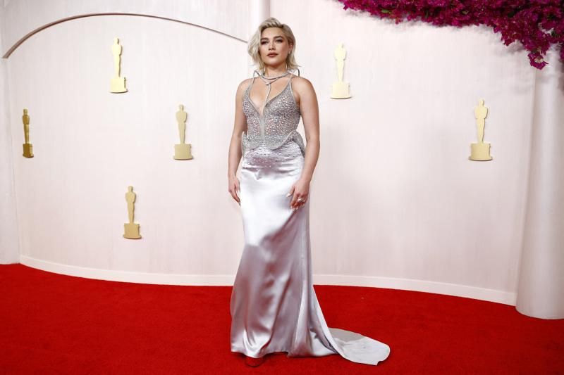 Florence Pugh. La actriz ha optado por un estilismo poco favorecedor en color plata de la italiana Del Core. 