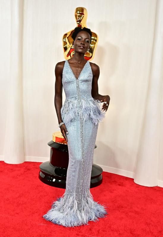 Lupita Nyong'o. La actriz, con un Armani Privè cuajado de plumas en la cadera y en el bajo del vestido. 