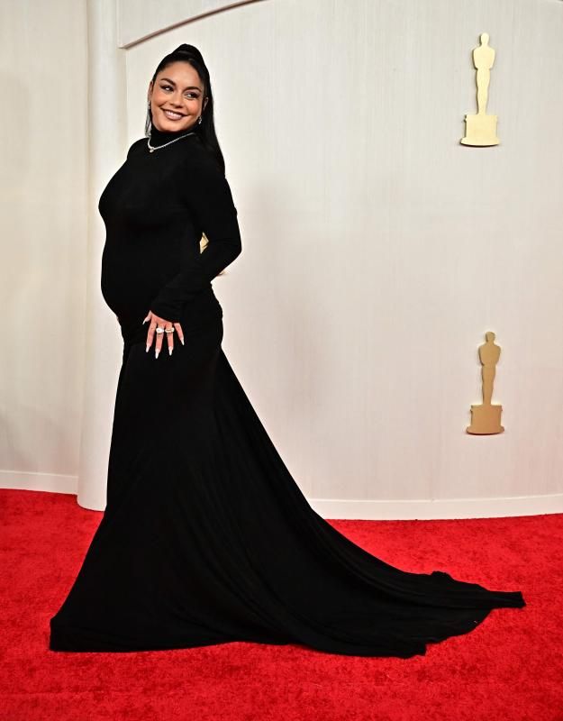 Vanessa Hudgens. La actriz, como hiciese Rihanna en la Super Bowl, ha dado la noticia de su embarazo con un ajustado vestido negro firmado por Vera Wang que no ha dejado lugar a dudas. 