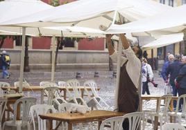Un camarero en una terraza de Madrid