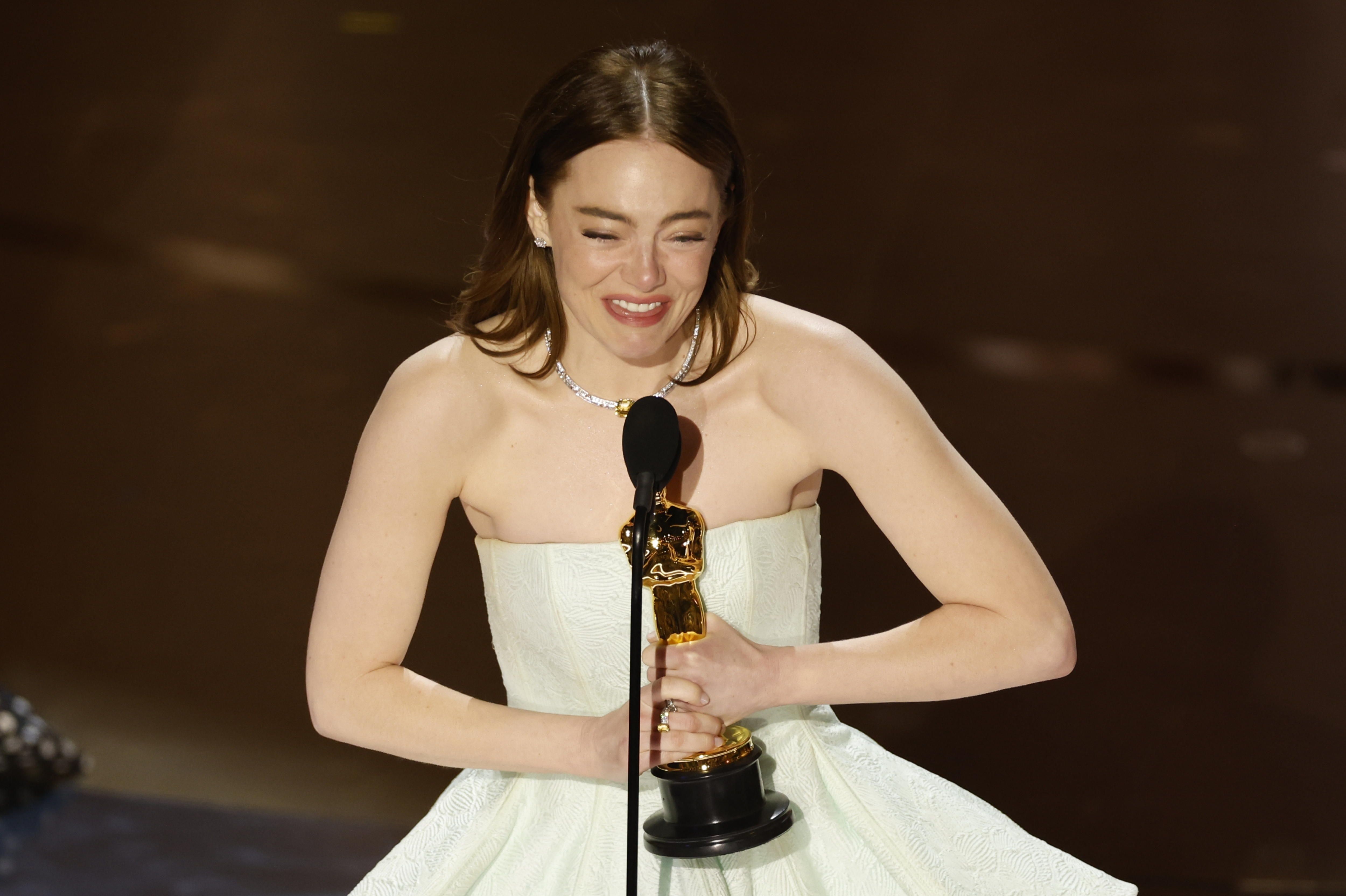 Emma Stone recibe el Oscar a mejor actriz por 'Pobres criaturas'.