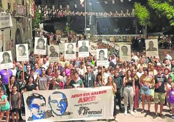 Manifestación de apoyo a los presos de ETA con carteles y fotografías de los reclusos.