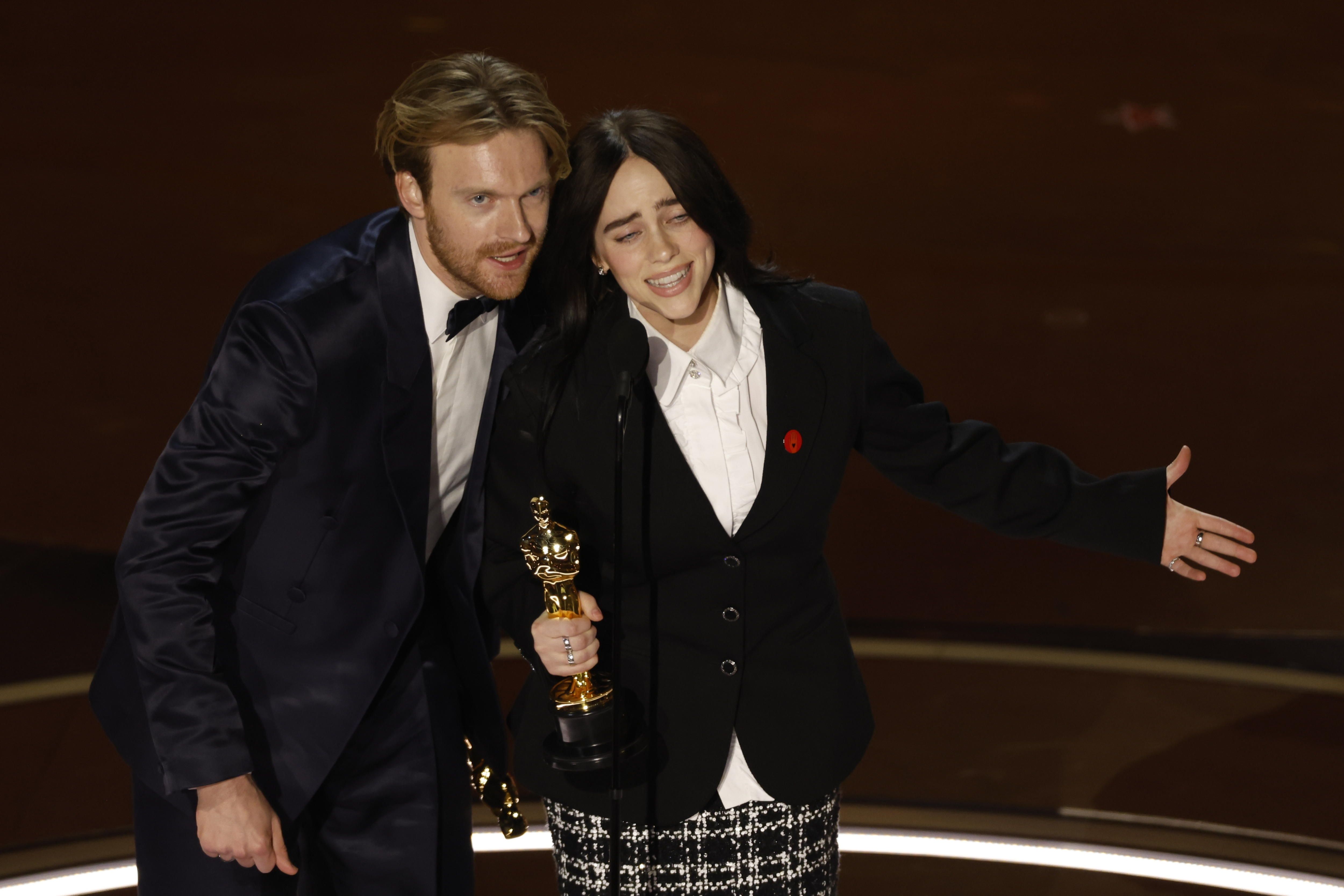 Finneas y Billie Eilish, con el Oscar a mejor canción original.