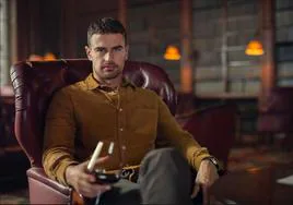 Theo James es Eddie Horniman en 'The Gentlemen'.