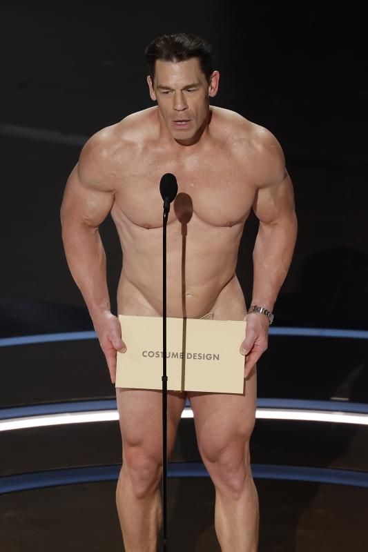 El luchador, rapero y actor John Cena entrega sin ropa el premio al Mejor Vestuario. 