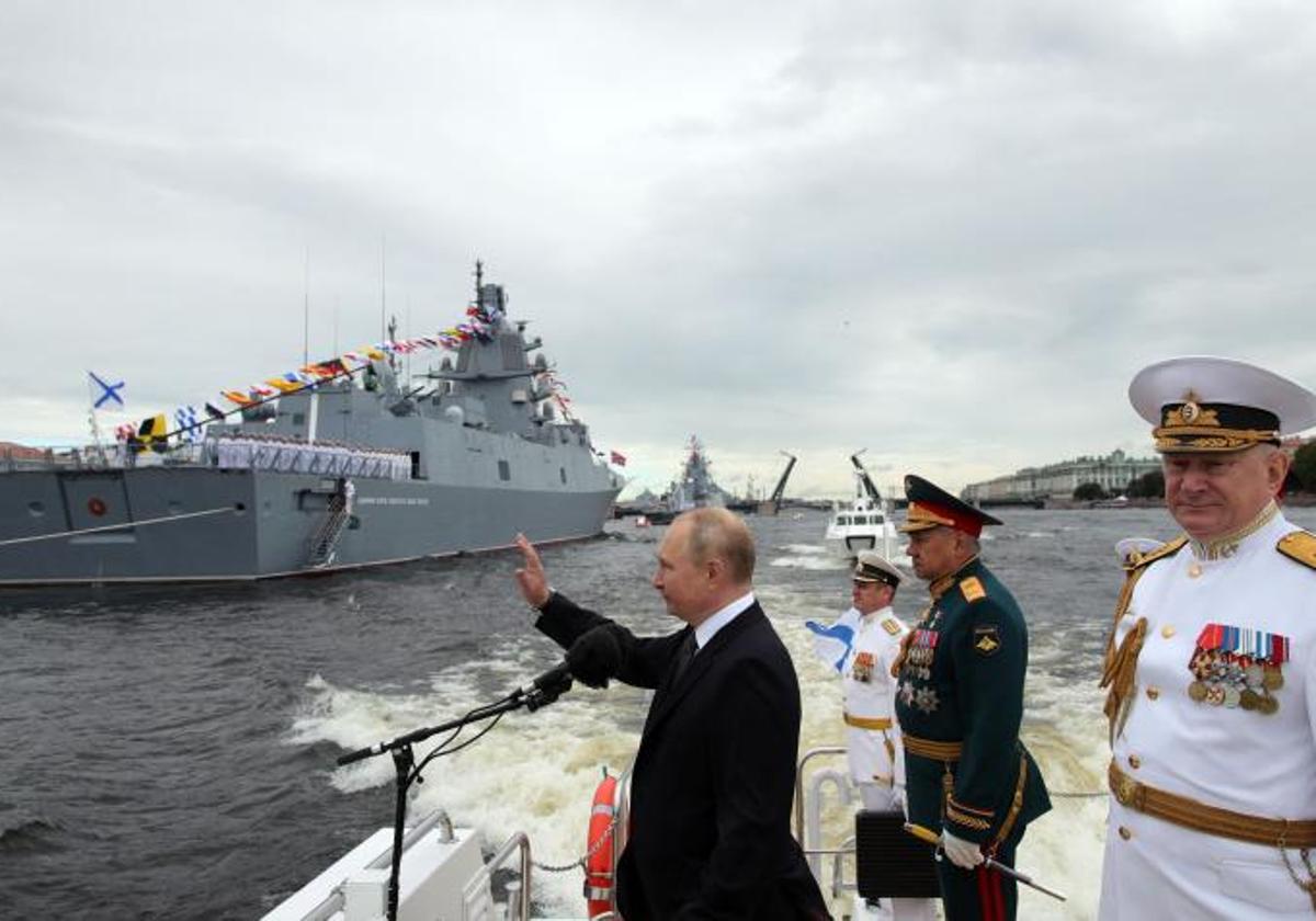 Putin preside un desfile naval en San Petersburgo, acompañado por el ministro de Defensa, Sergei Shoigu, y el cesado almirante Nikolai Yevménov.