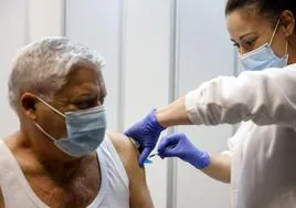 Un hombre se vacuna contra la gripe y la covid en Valencia el pasado 8 de enero.
