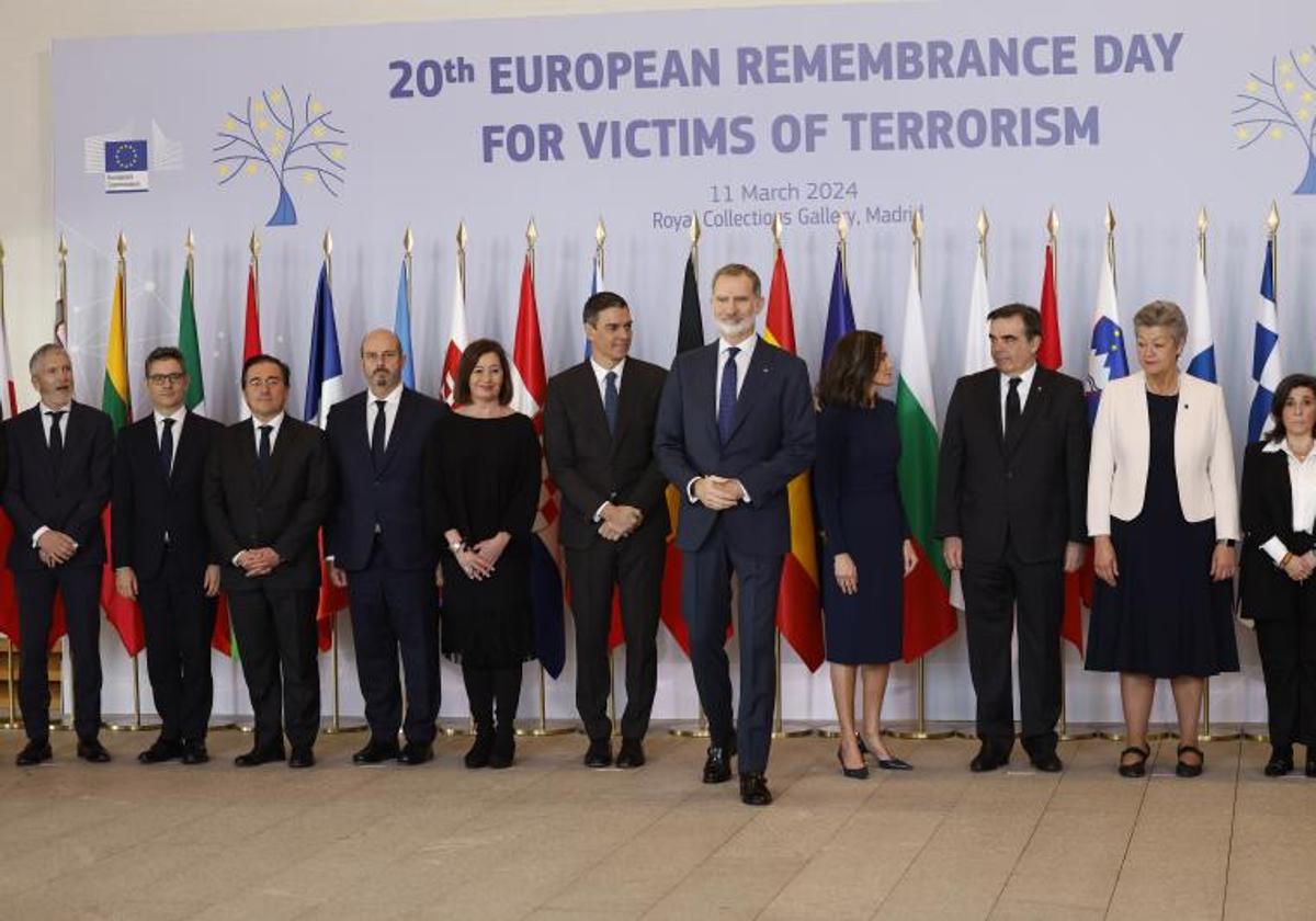 Los reyes Felipe VI, y Letizia, junto al presidente del Gobierno, Pedro Sánchez, posan para una foto de familia a su llegada al acto conmemorativo del Día Europeo de las Víctimas del Terrorismo