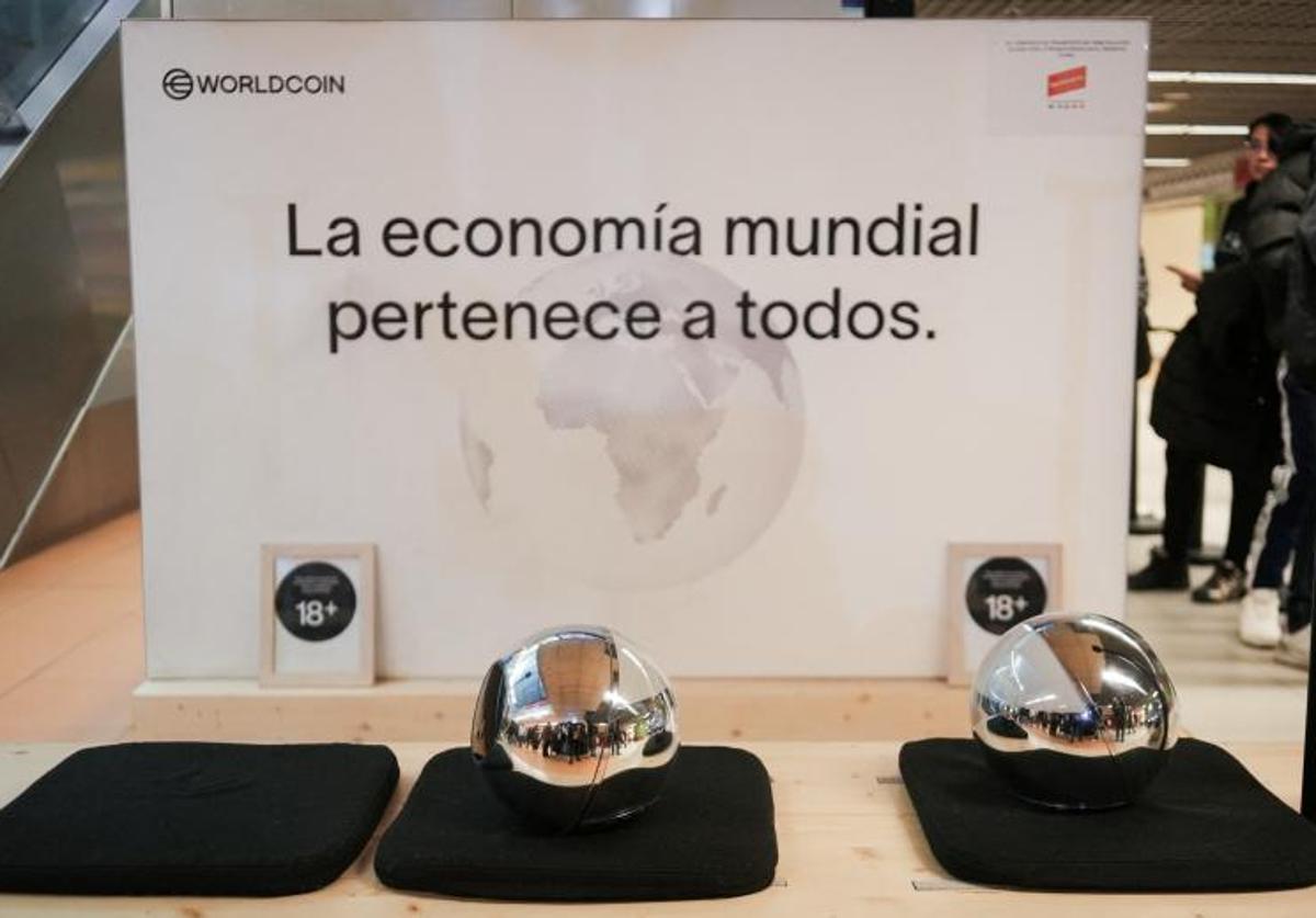 Puesto de Worldcoin en la ciudad de Madrid.