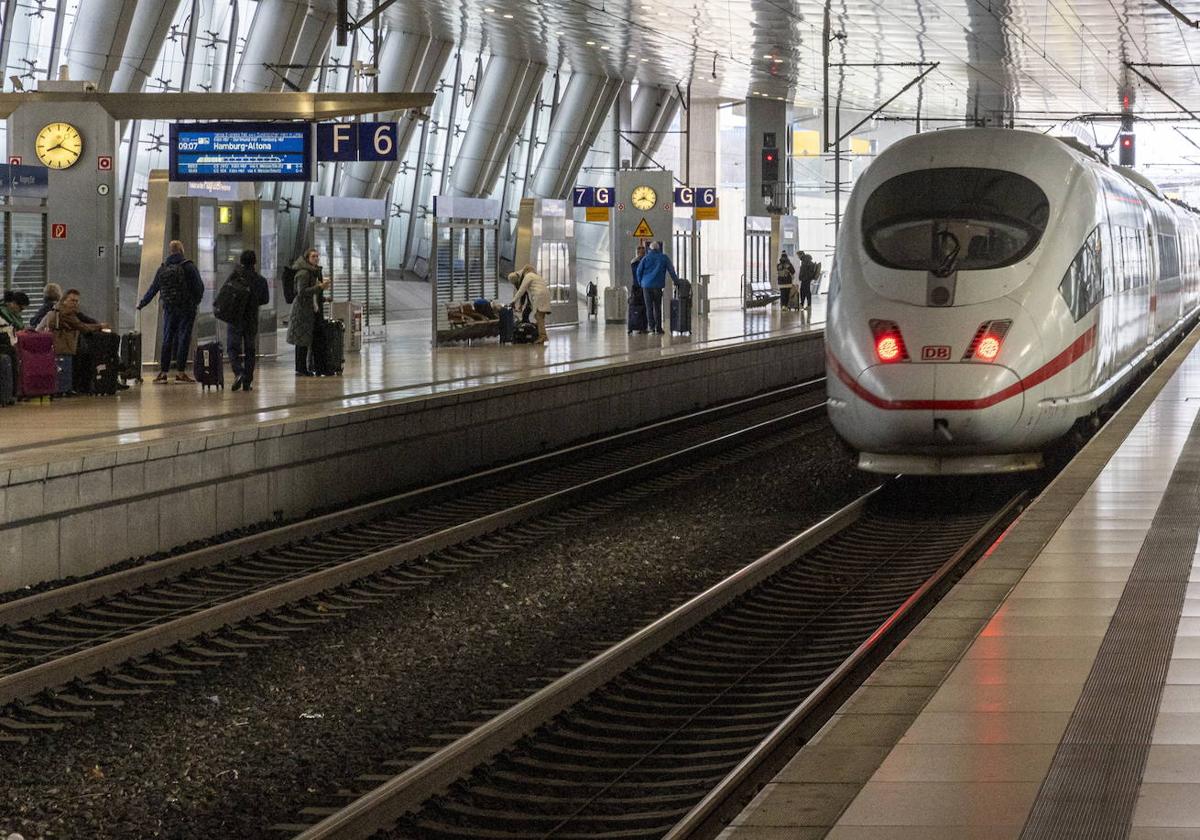 Un tren sale de la estación ubicada en el aeropuerto de Fráncfort.