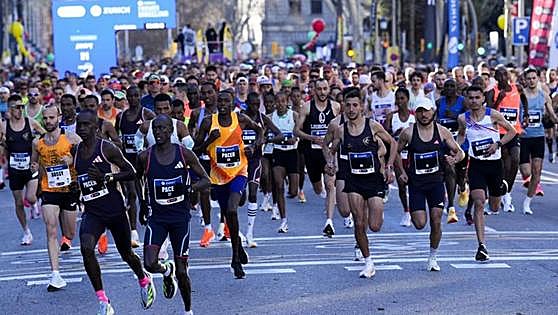 Muere un corredor en la Maratón de Barcelona después de llegar a la meta