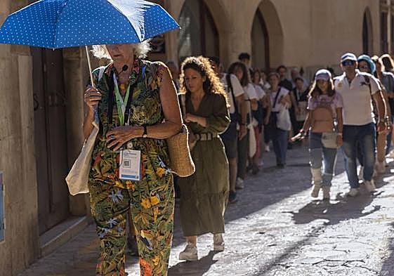 Turistas visitando el centro de Palma de Mallorca.
