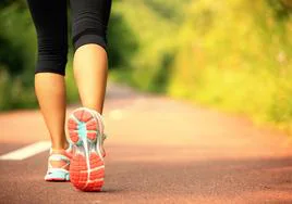 ¿Cuánto hay que caminar al día? La ciencia desmonta el mito de los 10.000 pasos diarios