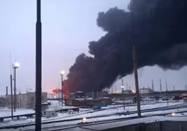 Una columna de humo se eleva desde la refinería de Riazán, atacada por drones ucranianos.