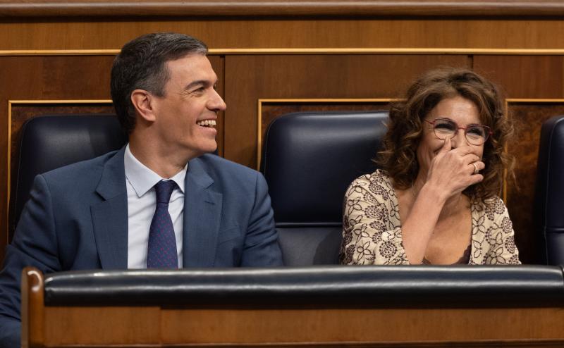 El presidente del Gobierno, Pedro Sánchez, y la ministra de Hacienda, María Jesús Montero, este miércoles en el Congreso de los Diputados.