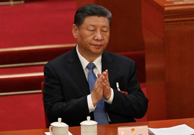 Xi Jinping se aplaude a sí mismo.