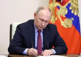 Putin firma un documento en la residencia estatal de Novo-Ogaryovo.