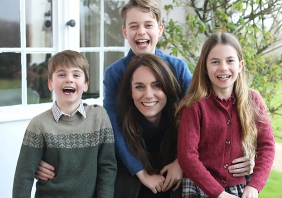 La polémica imagen de Kate Middleton con sus hijos.