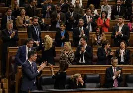 Diputados del PSOE y miembros del Gobierno aplauden después de la aprobación de la ley de amnistía en Congreso de los Diputados