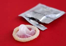 Sanidad estudia entregar preservativos gratis a los jóvenes para frenar la avalancha de venéreas
