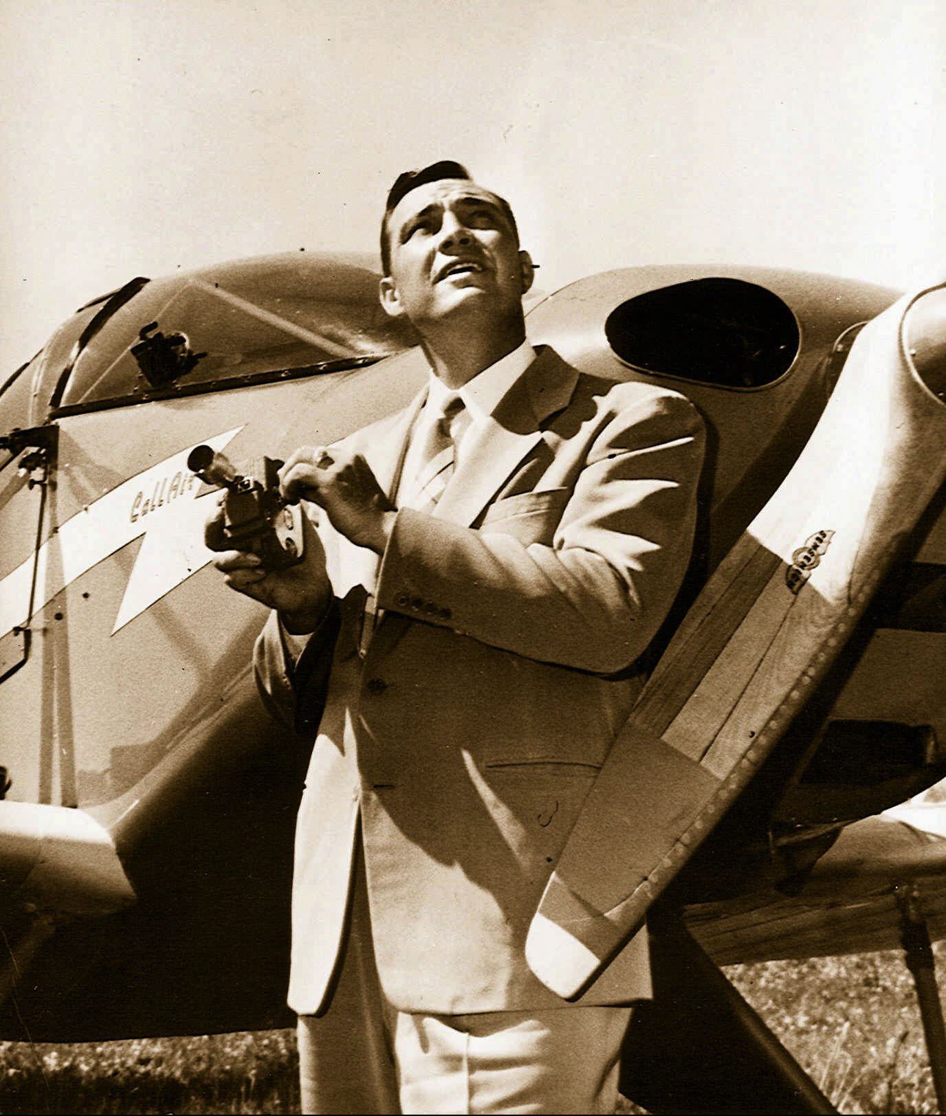 Kenneth Arnold, 1947'de uçan dairelerin görülmesinden kısa bir süre sonra uçağının yanında fotoğraf çektirdi.