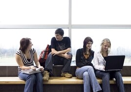 Un grupo de universitarios durante uno de los descansos entre clases.