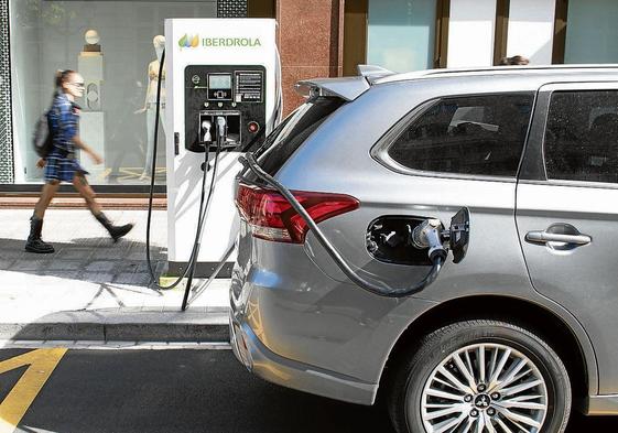 Un coche eléctrico en un punto de recarga de Bilbao.