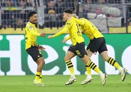Los jugadores del Borussia Dortmund celebran el gol de Jadon Sancho ante el PSV.