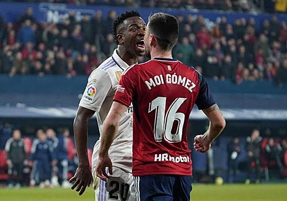 Vinicius se encara con Moi Gómez durante el Osasuna-Real Madrid en El Sadar de la pasada campaña.