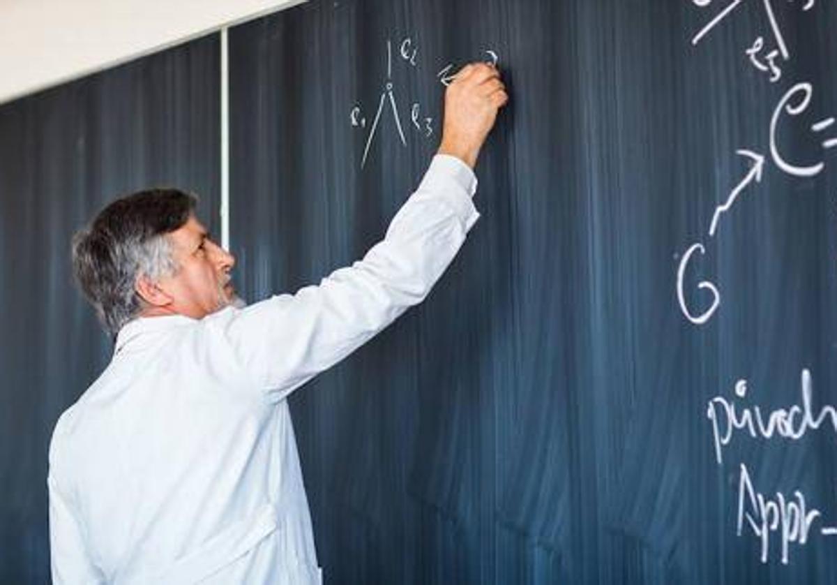 Profesor dando clase en una universidad.