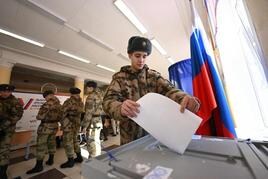 Un grupo de soldados ejerce su derecho al voto en un colegio electoral de Moscú.