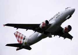 Un avión de Volotea despega desde el aeropuerto de Nantes.
