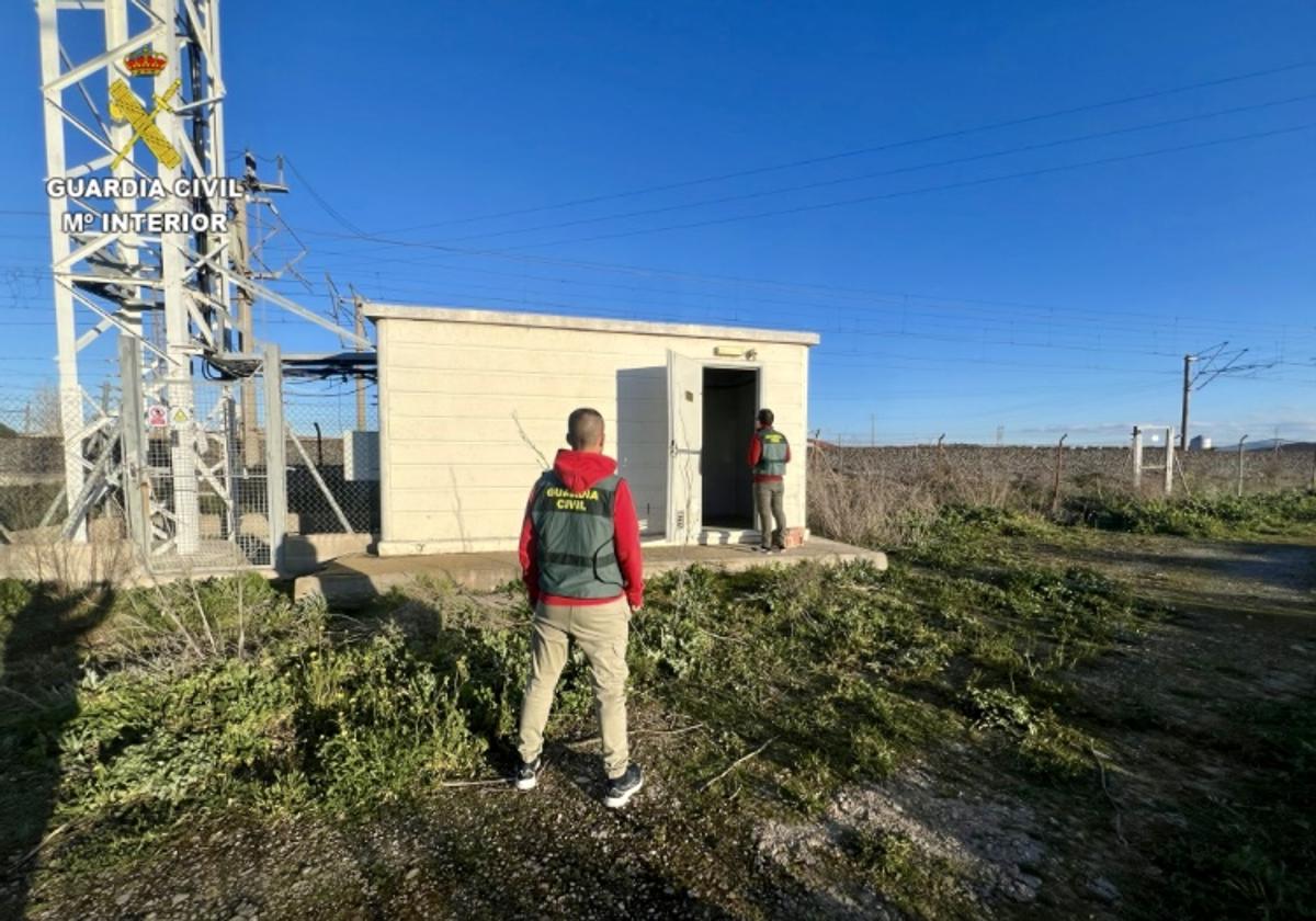 Agentes de la Guardia Civil en el registro.